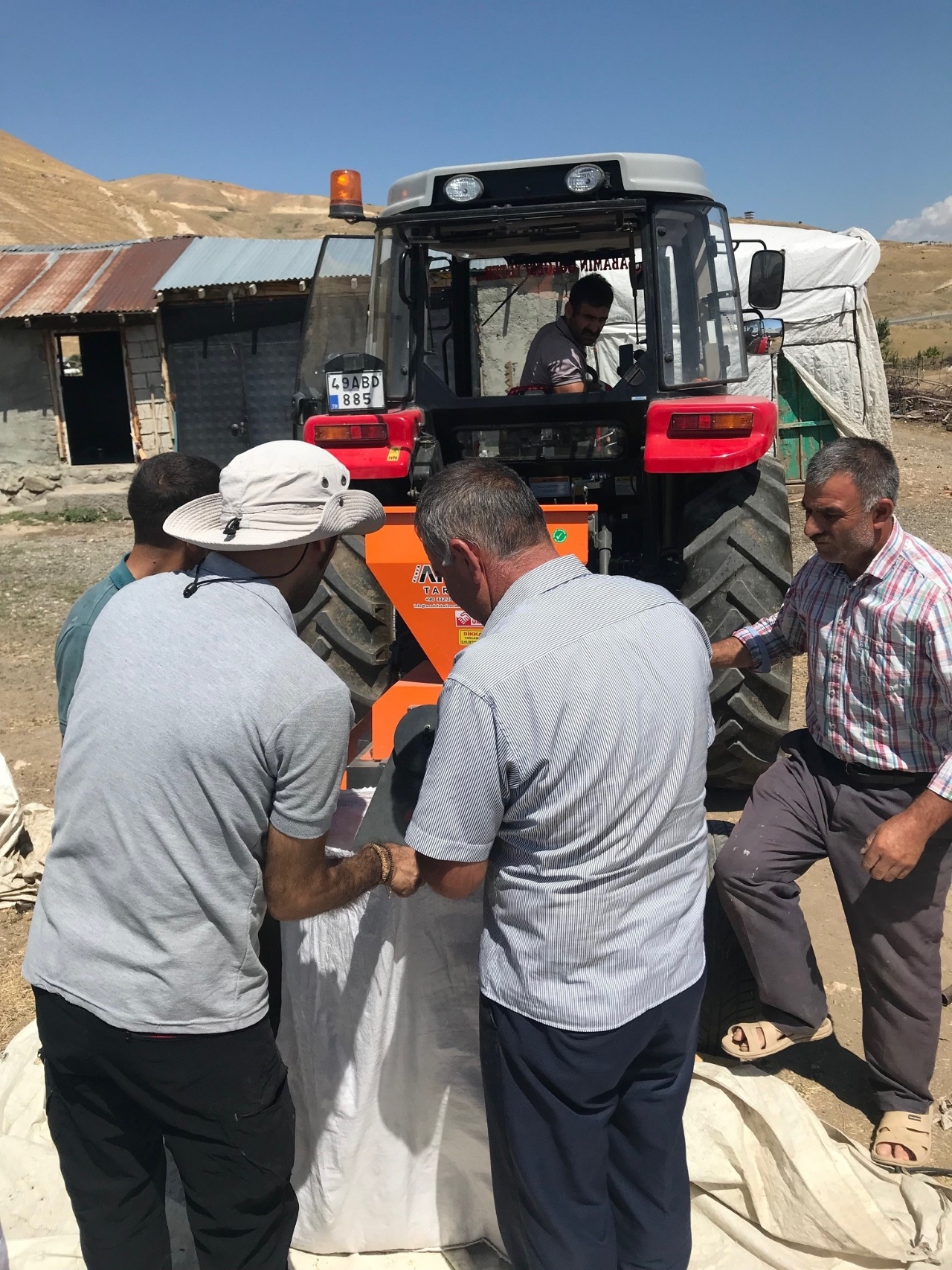 Hayvancılığın Geliştirilmesi İçin Yem Ezme Makinesi Desteği (07/08/2024 - Muş)